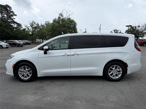 Used 2023 Chrysler Pacifica Touring-L FWD image 30