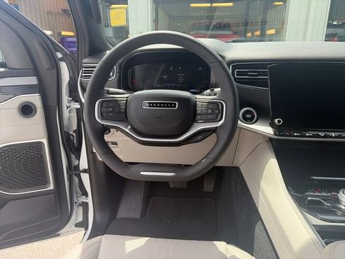 Used 2025 Jeep Wagoneer 4WD image 13