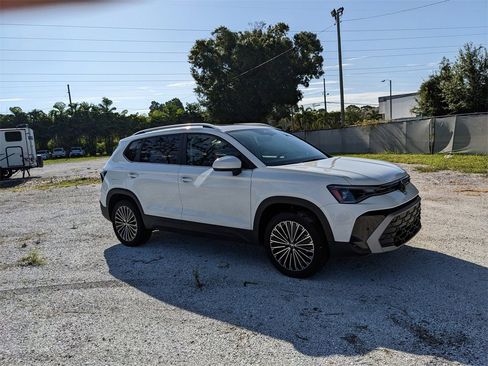 New 2025 Volkswagen Taos SE image 9