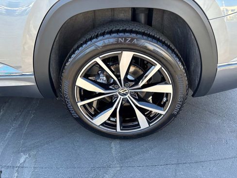 Used 2025 Volkswagen Atlas SEL Premium R-Line image 8