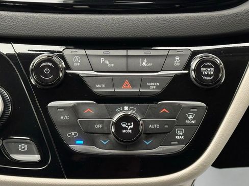 Used 2024 Chrysler Pacifica Touring-L image 42