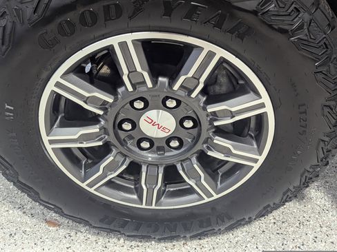 Used 2025 GMC Sierra 1500 AT4 w/ AT4 Premium Package AWD/4WD image 9