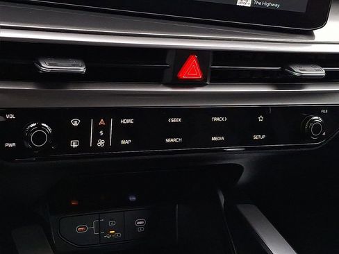 Certified 2025 Kia Sorento LX image 22