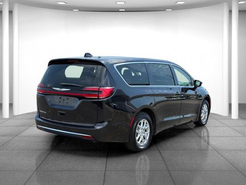 Used 2023 Chrysler Pacifica Touring-L FWD image 7
