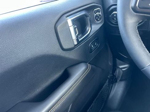 Used 2025 Jeep Gladiator Sport AWD/4WD image 12
