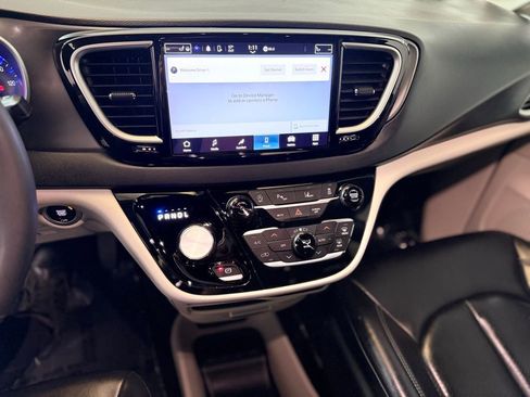 Used 2023 Chrysler Pacifica Touring-L FWD image 15
