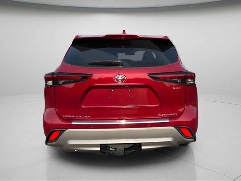 Certified 2025 Toyota Highlander Platinum AWD/4WD image 8