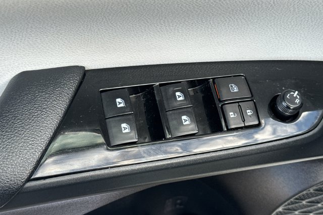 Used 2018 Toyota Prius Three FWD image 12