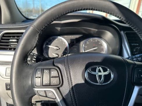 Used 2014 Toyota Highlander XLE image 10