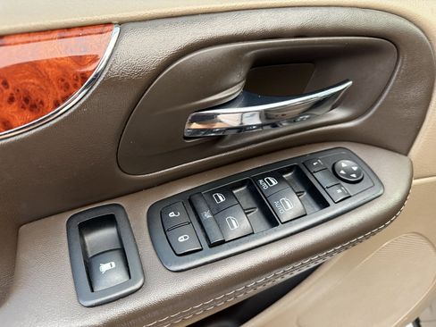 Used 2015 Chrysler Town & Country Touring w/ Driver Convenience Group image 11