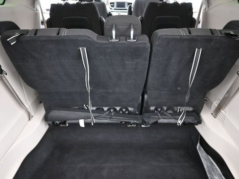 Used 2022 Chrysler Voyager LX image 17