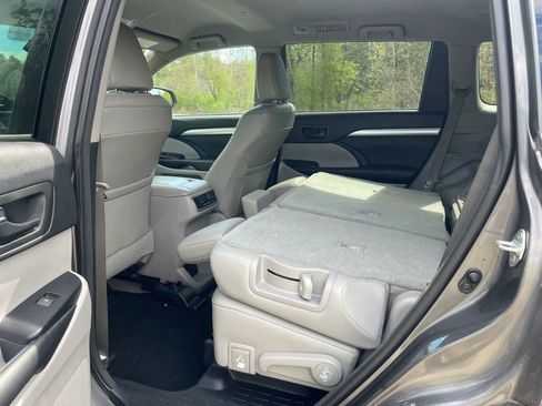 Used 2017 Toyota Highlander Plus AWD/4WD image 19
