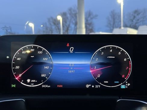 Used 2025 Mercedes-Benz GLB 250 4MATIC image 17