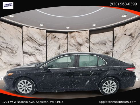 Used 2018 Toyota Camry LE image 9