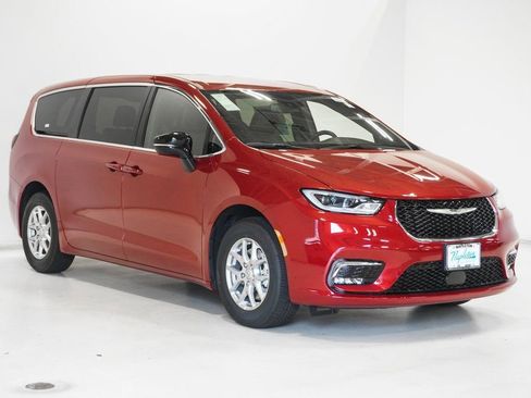 New 2026 Chrysler Pacifica Select image 4