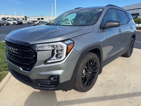 Used 2023 GMC Terrain SLT w/ Infotainment Package II FWD image 3