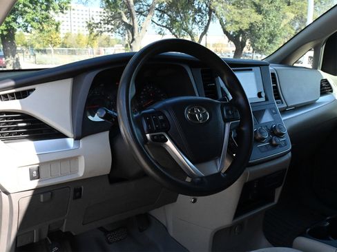 Used 2015 Toyota Sienna LE image 16