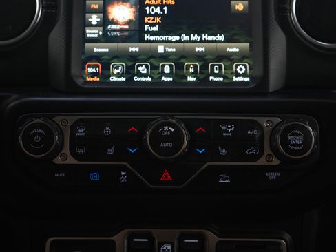 Used 2022 Jeep Wrangler Unlimited Sahara w/ Cold Weather Group image 15