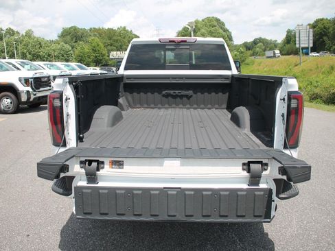Used 2024 GMC Sierra 2500 AT4 AWD/4WD image 8