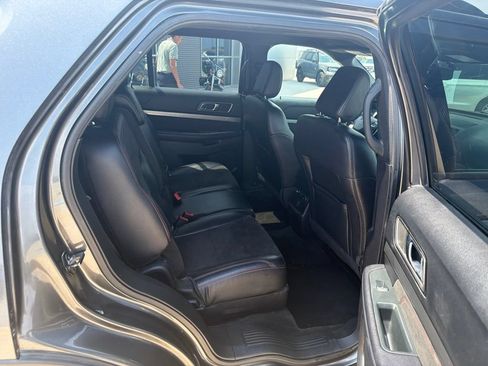 Used 2018 Ford Explorer XLT w/ Equipment Group 202A AWD/4WD image 26