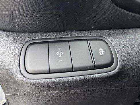 Certified 2023 Hyundai Venue SE image 18