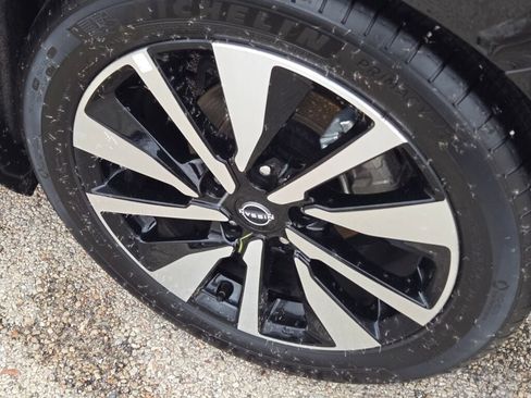 Used 2025 Nissan Sentra SV w/ SV Premium Package image 16