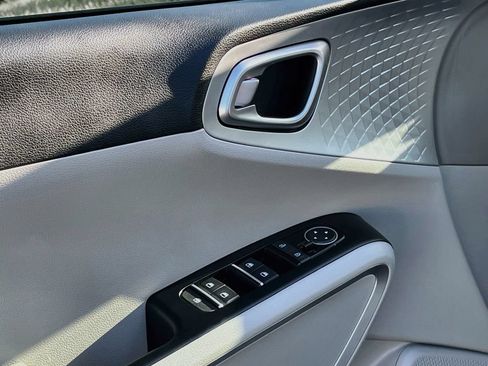 Used 2025 Kia Soul LX w/ LX Technology Package FWD image 17
