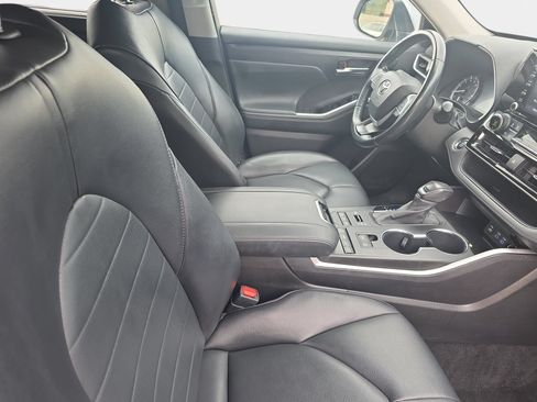 Used 2022 Toyota Highlander XLE AWD/4WD image 10