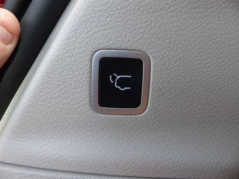 Used 2024 Chrysler Pacifica Touring-L FWD image 32