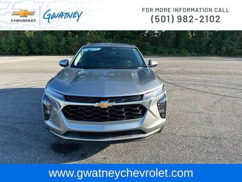 Used 2026 Chevrolet Trax LT FWD image 2