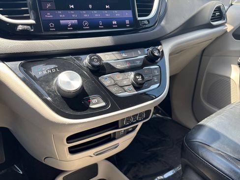 Used 2022 Chrysler Pacifica Touring-L FWD image 44