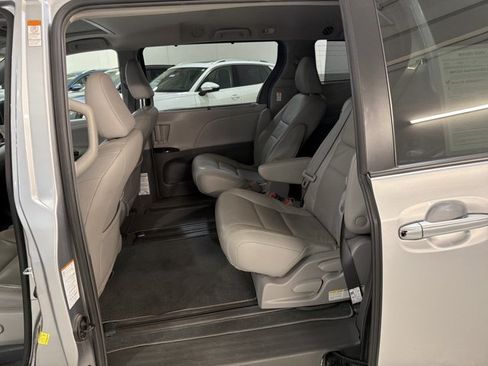 Used 2018 Toyota Sienna XLE FWD image 8