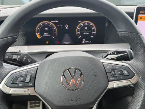 Used 2025 Volkswagen Tiguan SE R-Line AWD/4WD image 28