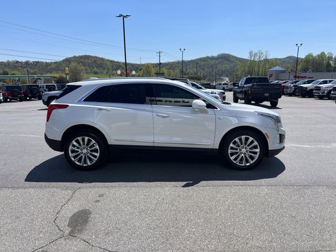 Used 2017 Cadillac XT5 Platinum w/ Driver Assist Package image 4