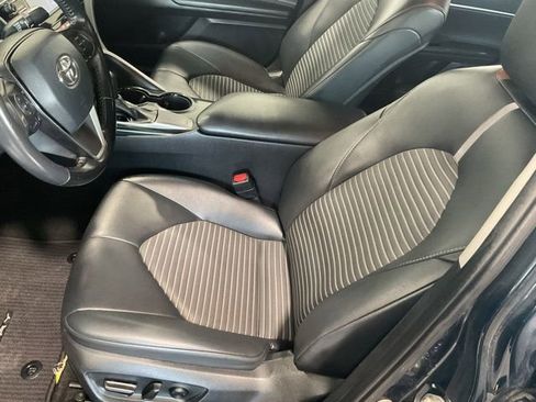Used 2019 Toyota Camry SE w/ Carpet Mat Package FWD image 11