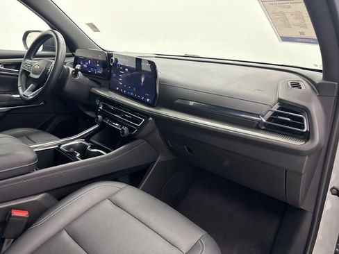 Used 2025 Chevrolet Traverse LT image 30