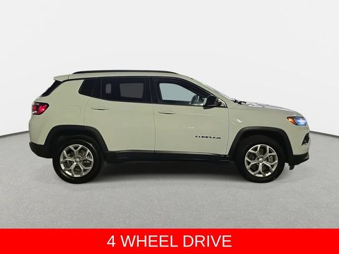 Used 2024 Jeep Compass Latitude AWD/4WD image 4