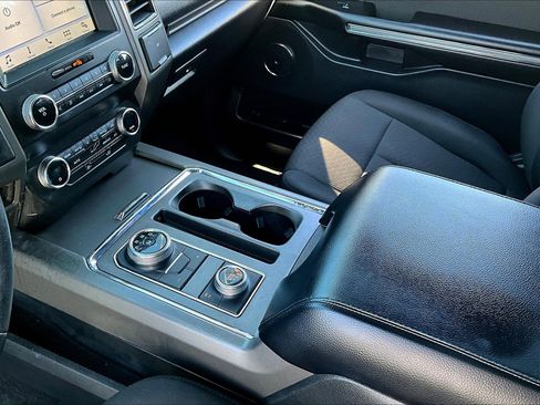 Used 2019 Ford Expedition XLT image 18