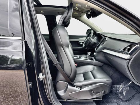 Used 2021 Volvo XC90 T5 Momentum w/ Protection Package Premier FWD image 9