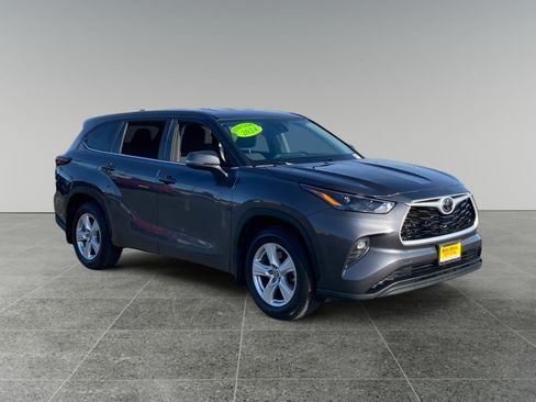 Used 2024 Toyota Highlander LE AWD/4WD image 7