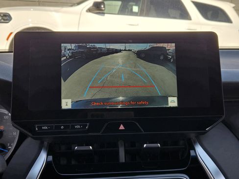 Used 2024 Toyota Venza XLE image 8
