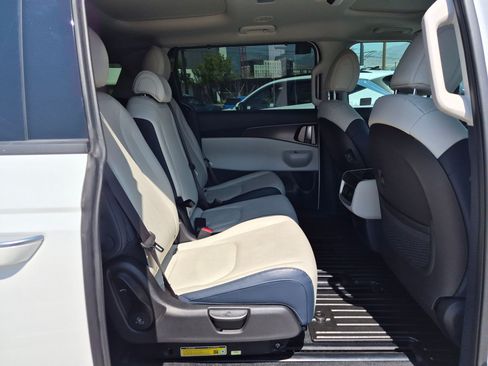 Used 2025 Kia Carnival SX w/ SX Dark Edition Package FWD image 31