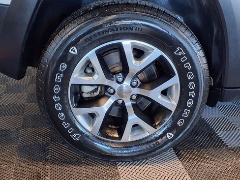 Used 2017 Jeep Cherokee Trailhawk w/ Cold Weather Group image 8