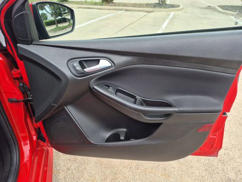 Used 2016 Ford Focus SE w/ SE Sport Package FWD image 15