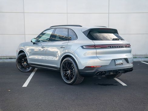 Used 2025 Porsche Cayenne image 3