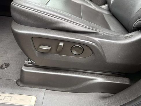 Used 2023 Chevrolet Suburban LT RWD image 21