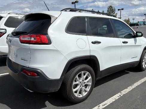 Used 2016 Jeep Cherokee Sport image 2