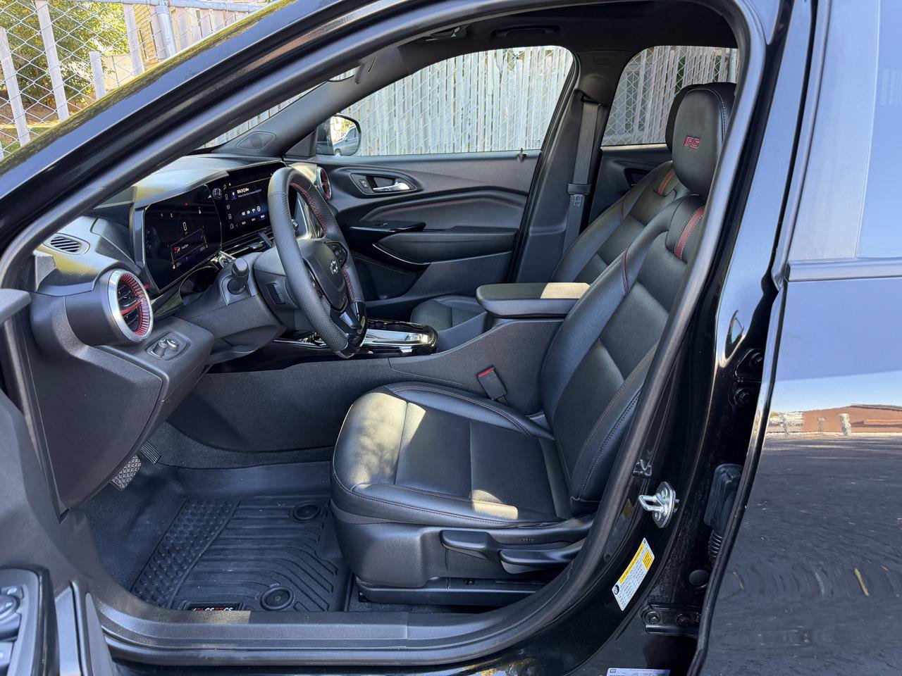 Used 2024 Chevrolet Trax RS w/ Sunroof Package FWD image 5