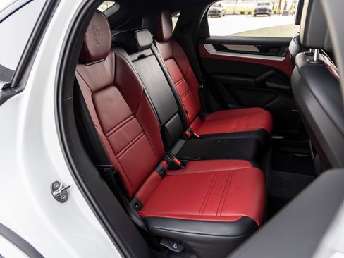 Certified 2025 Porsche Cayenne Coupe AWD/4WD image 39