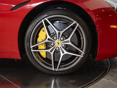Used 2016 Ferrari California T RWD image 13